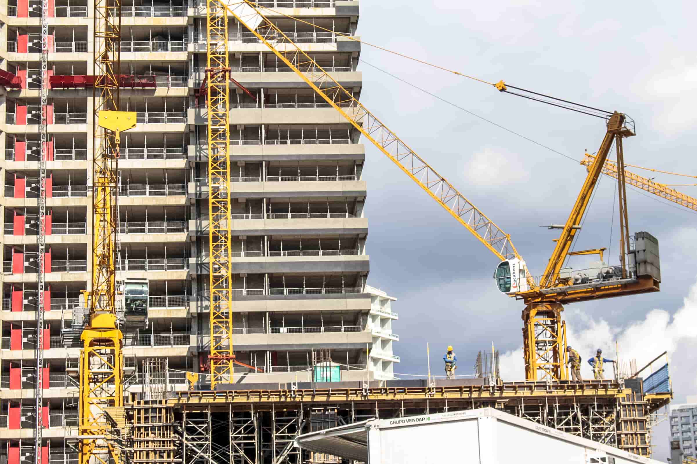 Exemplo de construção de grande porte. Prédio. Guindastes.