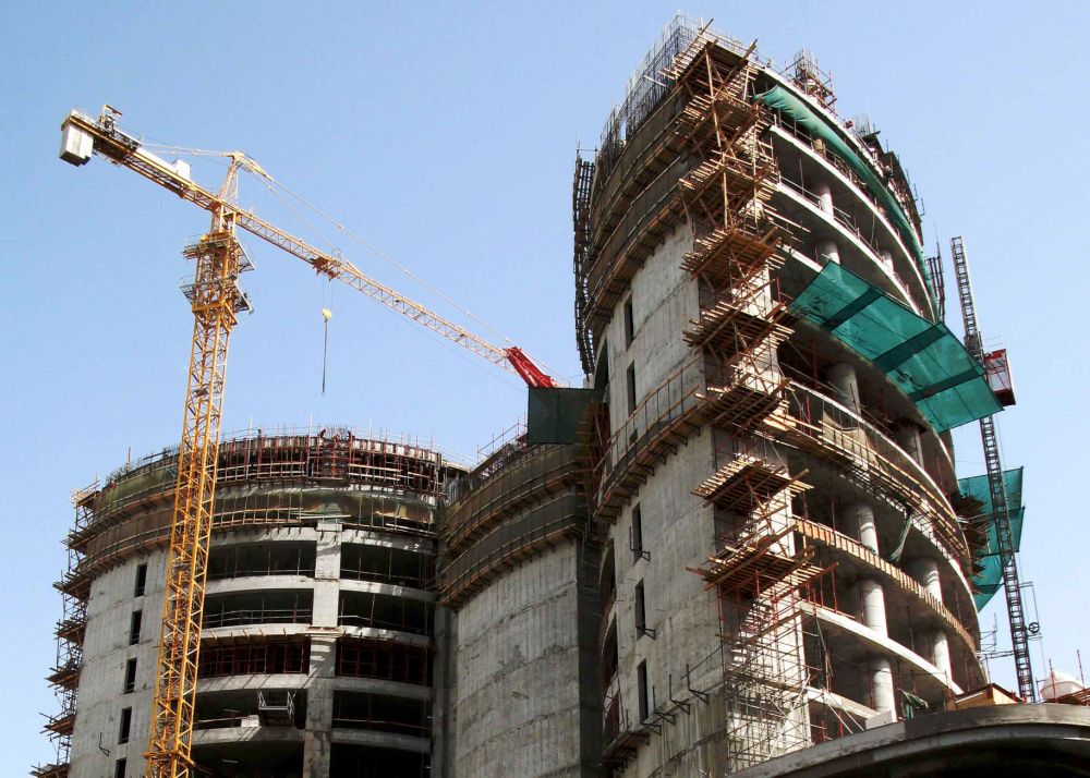 Exemplo de construção de grande porte. Prédio. Guindastes.